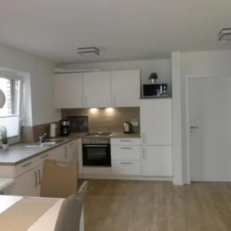 6 Personen Mit Sauna, Whirlpool, Zwei Duschen Sowie Kaminofen In *