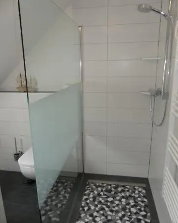 6 Personen Mit Sauna, Whirlpool, Zwei Duschen Sowie Kaminofen In *