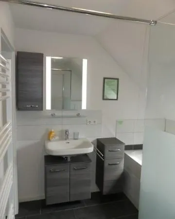 6 Personen Mit Sauna, Whirlpool, Zwei Duschen Sowie Kaminofen In Ferienhaus *