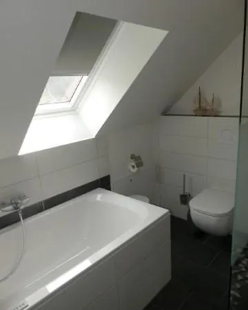 6 Personen Mit Sauna, Whirlpool, Zwei Duschen Sowie Kaminofen In *