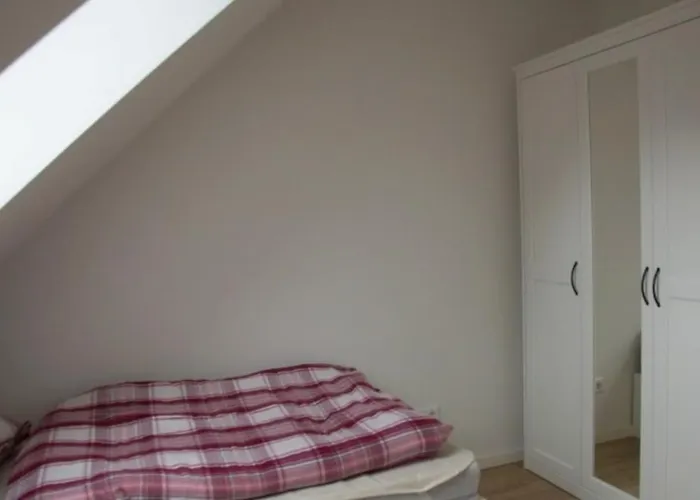 6 Personen Mit Sauna, Whirlpool, Zwei Duschen Sowie Kaminofen In *
