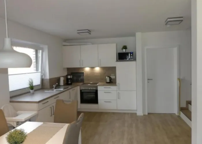 6 Personen Mit Sauna, Whirlpool, Zwei Duschen Sowie Kaminofen In *