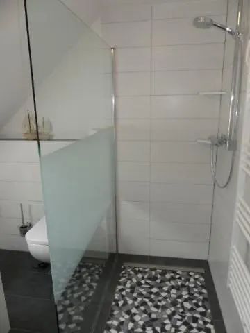 6 Personen Mit Sauna, Whirlpool, Zwei Duschen Sowie Kaminofen In *