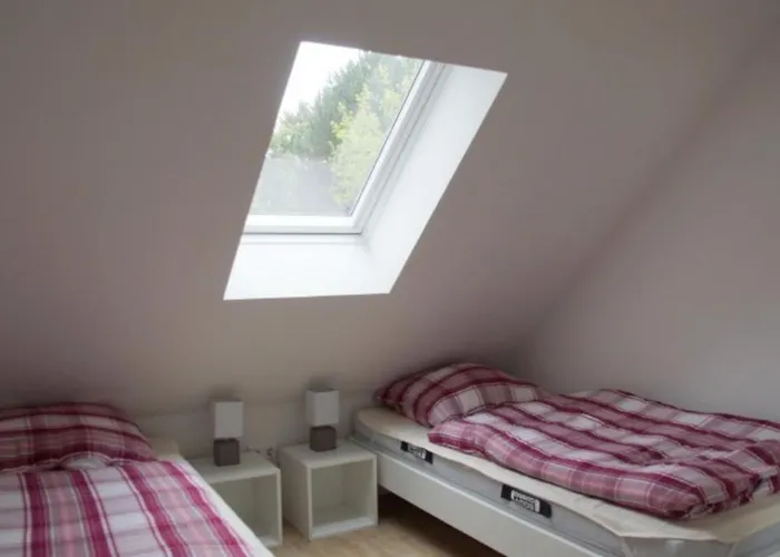 6 Personen Mit Sauna, Whirlpool, Zwei Duschen Sowie Kaminofen In *